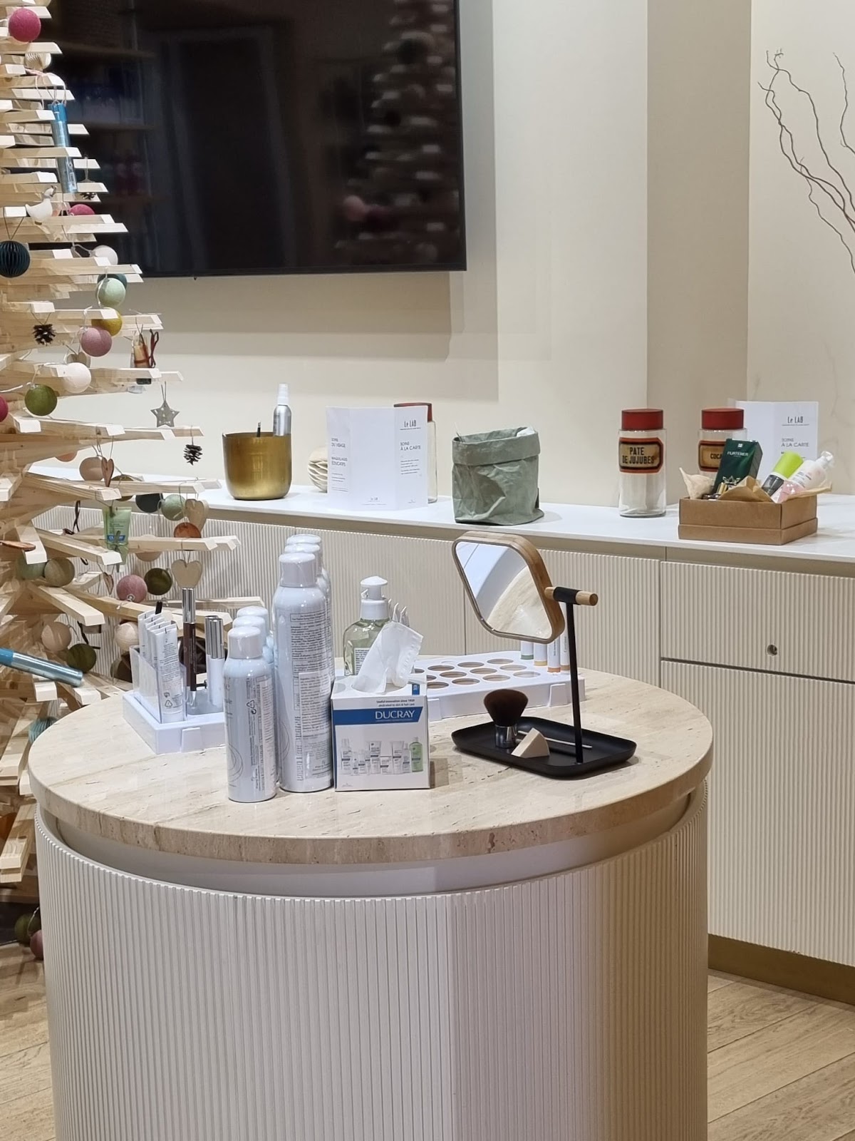 A Pierre Fabre Live Shopping studio set up for the Christmas period