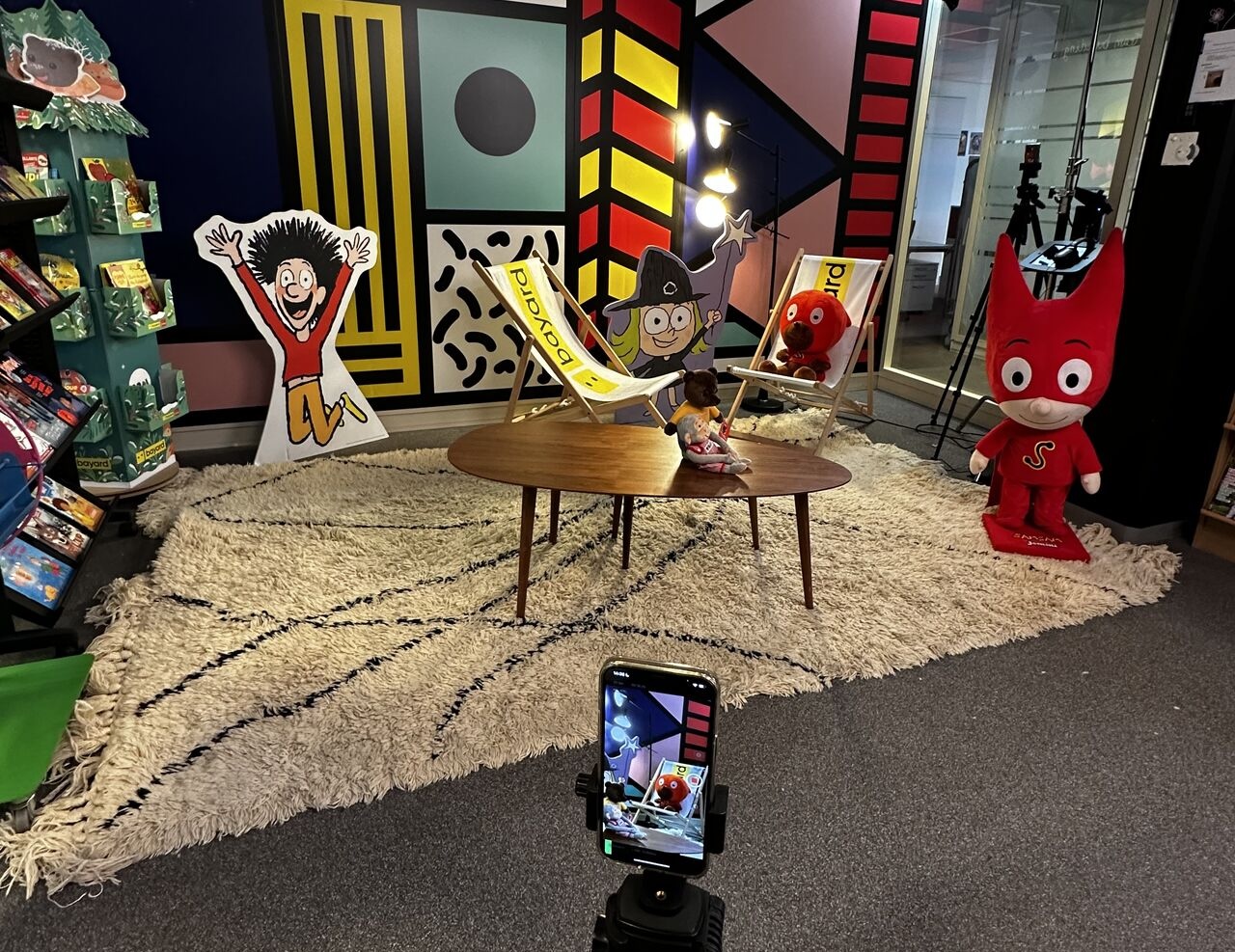 The Live Shopping studio of Bayard Jeunesse: comic strip and children's book elements emerge from the backdrop