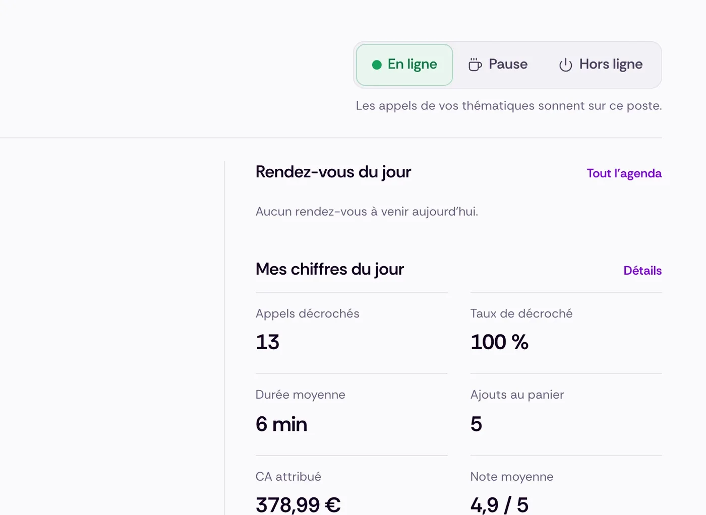 Le conseiller se met en ligne : les appels de ses thématiques sonnent sur son poste.