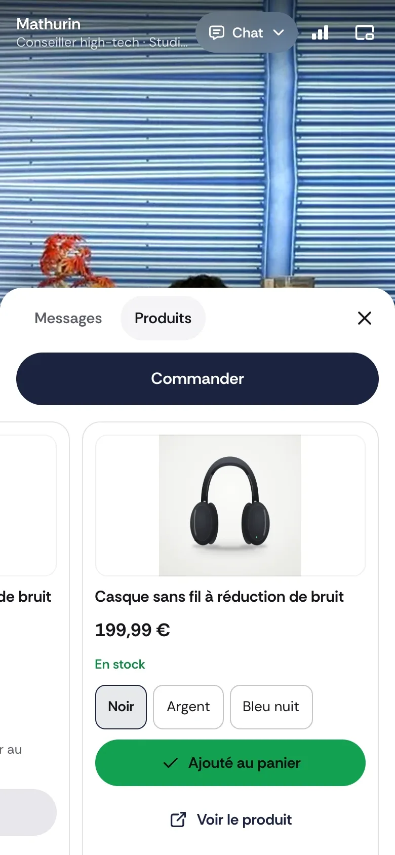 Il choisit sa couleur et ajoute au panier sans raccrocher.