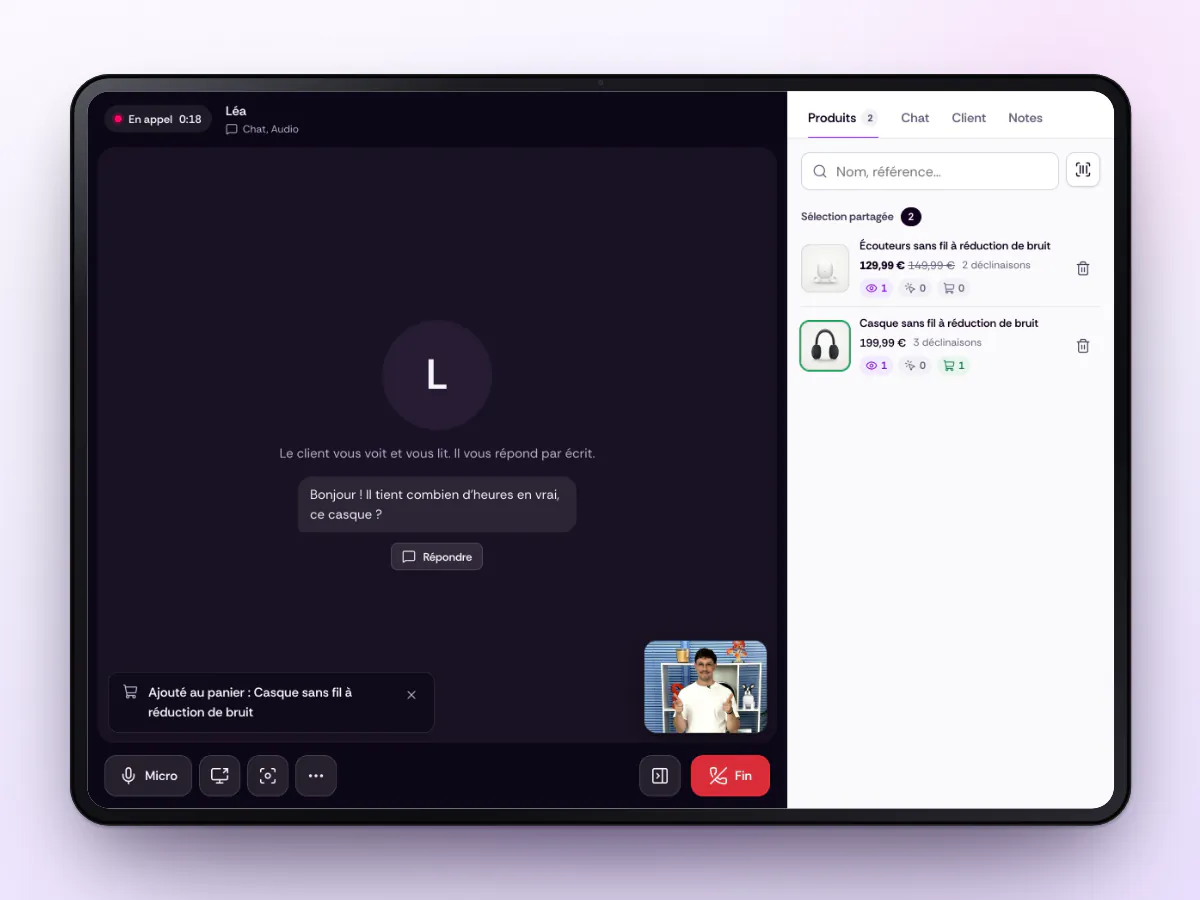 La console du conseiller sur tablette&nbsp;: appel en cours avec Léa en chat, sélection partagée de deux produits, signal « Ajouté au panier » sur le casque.